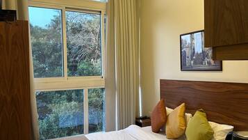 Quarto casal clássico | Cofres nos quartos, escrivaninha, Wi-Fi de cortesia, roupa de cama