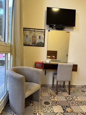 Comfort Double Room | In-room safe, desk, free WiFi, bed sheets - Mar Mkhayel Studios (Beirut)