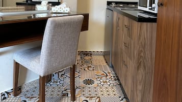 Habitación clásica doble | Cocina privada | Frigorífico pequeño, microondas y utensilios de cocina