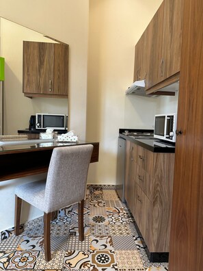 Quarto casal clássico | Cozinha privada | Frigobar, micro-ondas, talheres/pratos/utensílios de cozinha