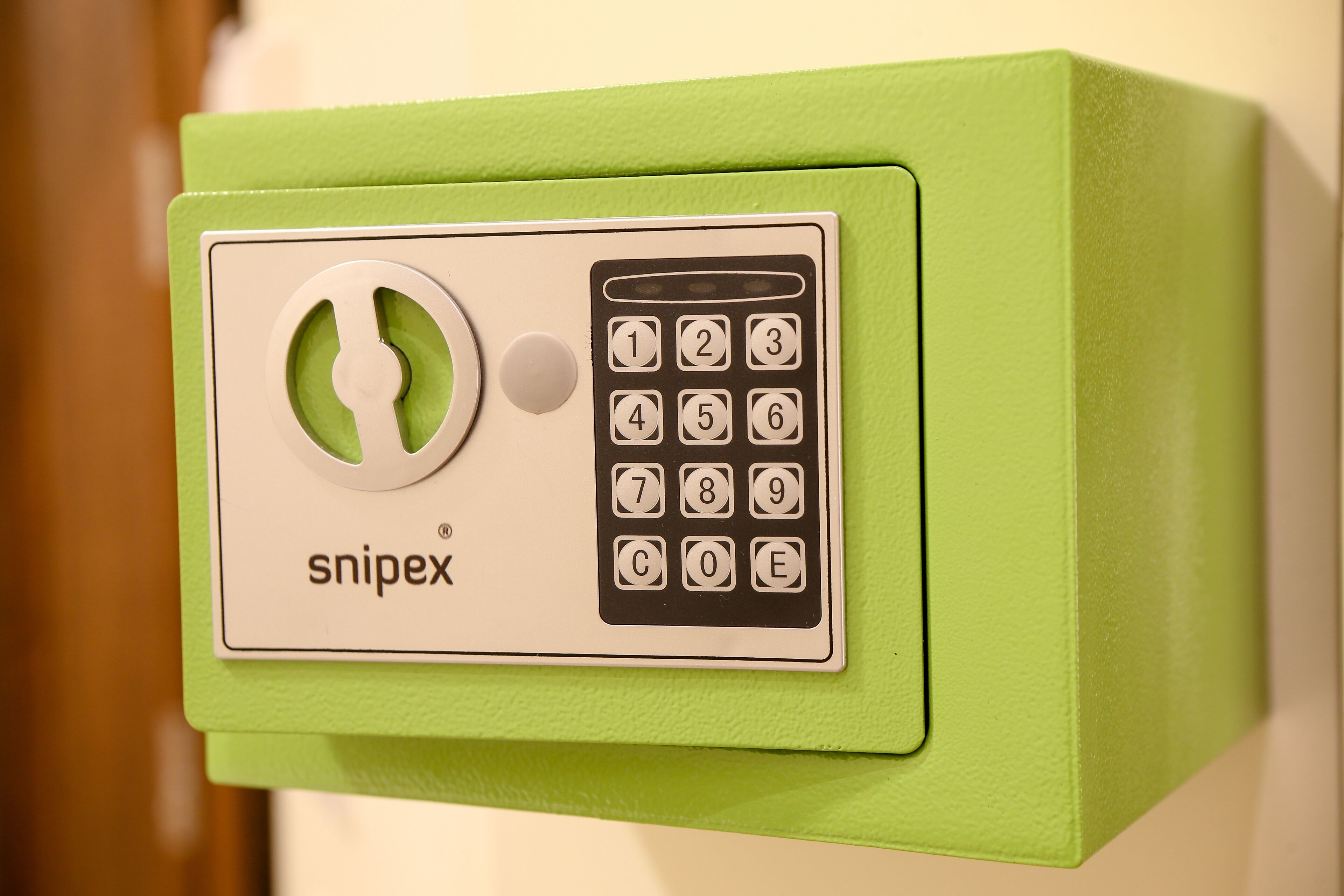 A green keypad lock with the brand name 'snipex'.