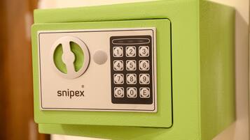 A green keypad lock with the brand name 'snipex'.