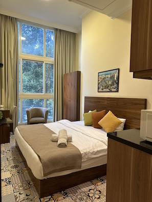 Cofres nos quartos, escrivaninha, Wi-Fi de cortesia, roupa de cama