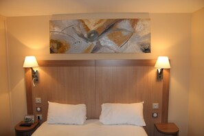 Room - Logis L'hôtel Restaurant Verrières (Verrieres-le-Buisson)