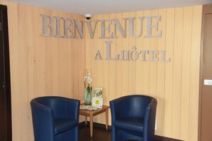 Lobby - Logis L'hôtel Restaurant Verrières (Verrieres-le-Buisson)