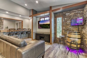 Smart TV, caminetto, videogiochi