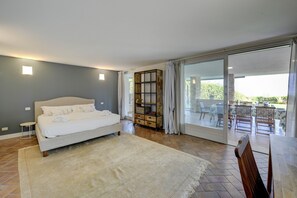 5 soverom, safe på rommet, strykejern/-brett og reiseseng for barn