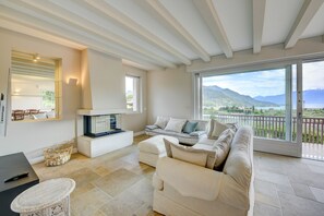 TV, fireplace - MGH Luxury - Villa Caterina (Salò)