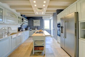 Kylskåp, mikrovågsugn, ugn och diskmaskin