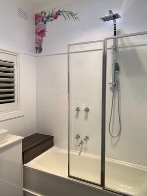 Combined shower/bathtub, hair dryer, towels, soap - Gateway to Geelong! Inda's Place is your second home  (Norlane)