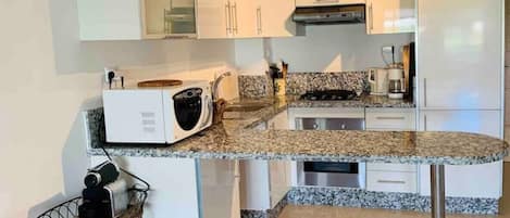 Geladeira, micro-ondas, fogão, cooktop