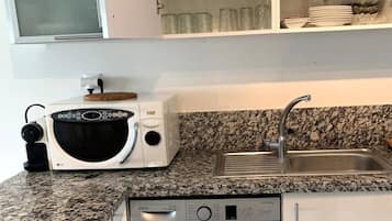 Jääkaappi, mikroaaltouuni, uuni, liesi