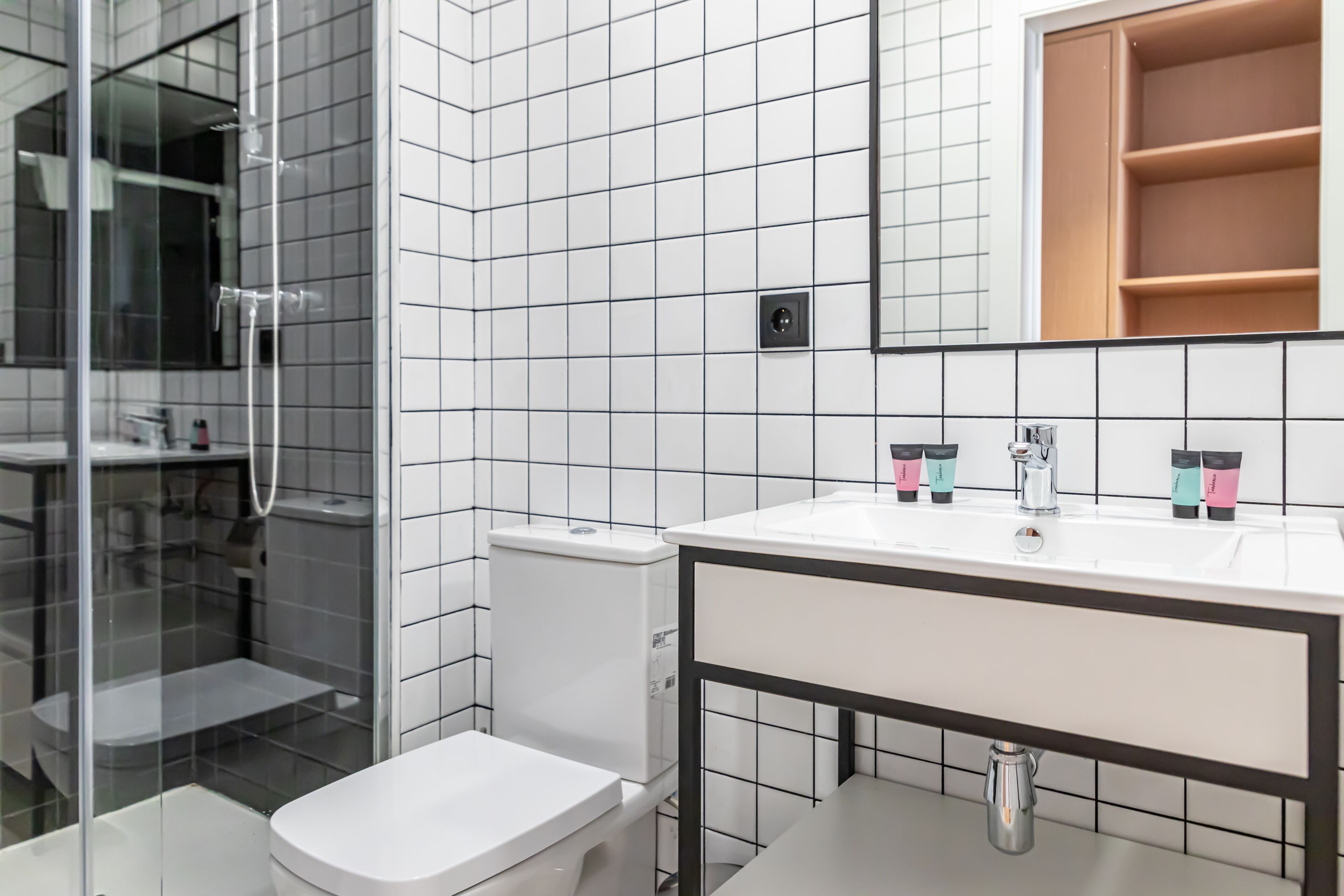 Een douche, gratis toiletartikelen, handdoeken, zeep