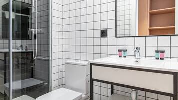 Een douche, gratis toiletartikelen, handdoeken, zeep