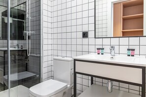 Shower, perlengkapan mandi gratis, handuk, dan sabun