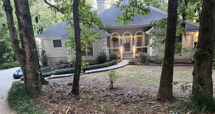 4 Bedrooms Secluded Oasis on 3 Acres 20minutes from Hartsfield Atlanta Airport 