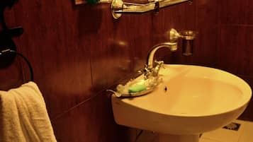 Shower, free toiletries, towels
