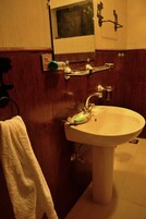 Shower, free toiletries, towels