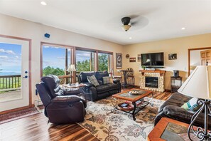 Fireplace, DVD player - On The Rocks : 5 BR, 4 BA House in Canaan Valley, Sleeps 14 (Canaan Valley)