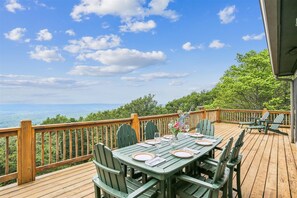 Outdoor dining - On The Rocks : 5 BR, 4 BA House in Canaan Valley, Sleeps 14 (Canaan Valley)
