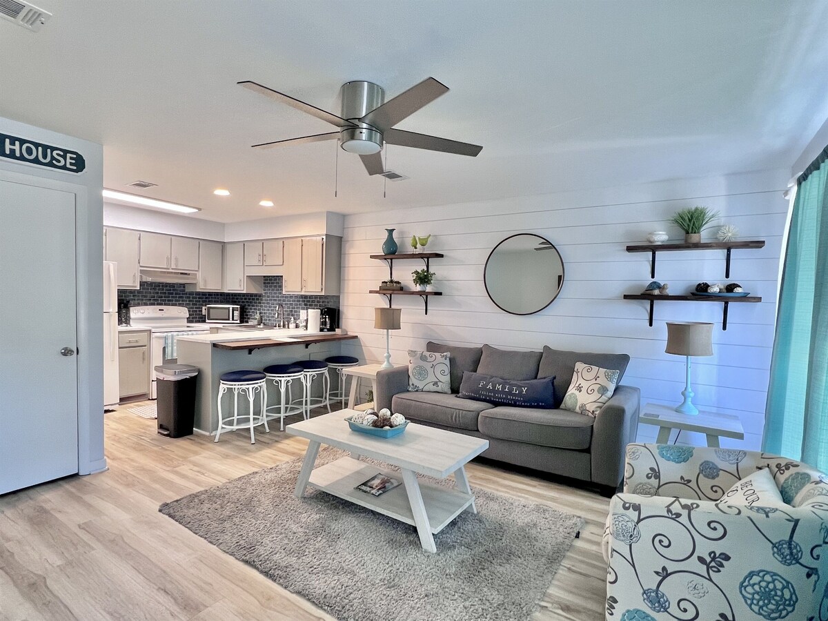 Spacious Townhome with allocated parking spot, 3 min walk to the beach! Pool!