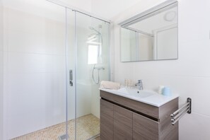 Shower, hair dryer, bidet, towels - Villa with 7 bedrooms and private pool in Alporchinhos, walking distance to beach (Porches)