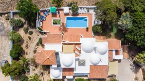 An aerial view of a resort with a swimming pool, sun loungers, and a covered outdoor seating area. - Villa with 7 bedrooms and private pool in Alporchinhos, walking distance to beach (Porches)