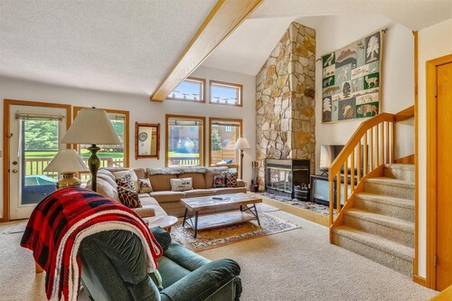 Comfortable 2 bedroom condo in Deerfield Village provides ideal lodging!