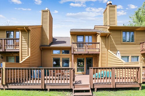 Comfortable 2 bedroom condo in Deerfield Village provides ideal lodging!