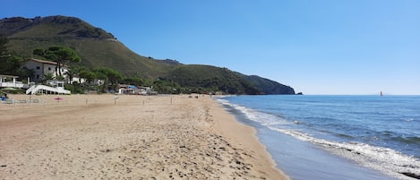 Nära stranden och solstolar