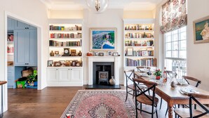 Unclassified image, 2 of 25, button - Charming Pimlico Home Close to the River Thames by Underthedoormat (London)