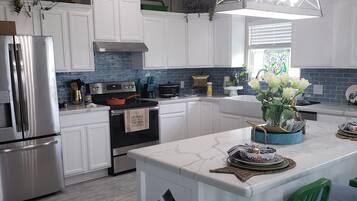 冰箱、微波炉、烤箱、炉灶