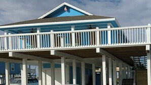 Un bâtiment à deux étages doté d’un balcon et d’une zone abritée.