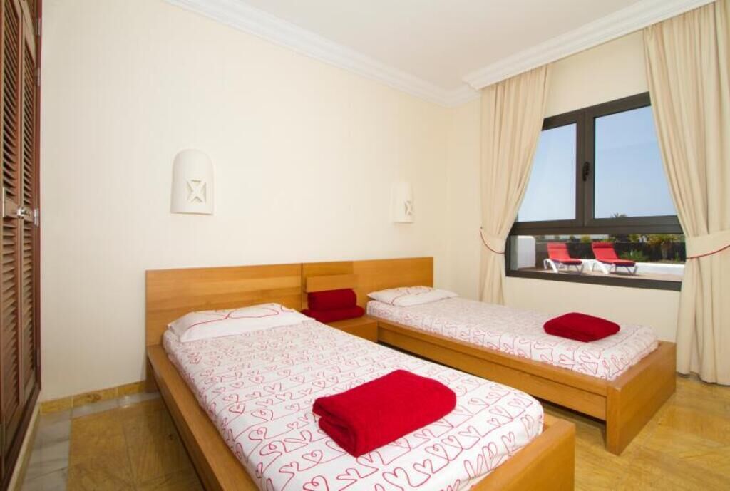 3 chambres, coffres-forts dans les chambres, fer et planche à repasser