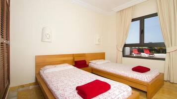 3 chambres, coffres-forts dans les chambres, fer et planche Ă repasser