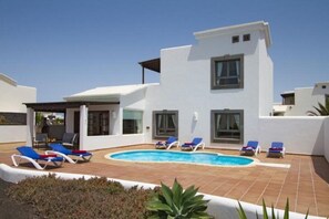 Outdoor pool, a heated pool - Stunning 3 bed 2 bath Villa with Private heated Pool (Playa Blanca)