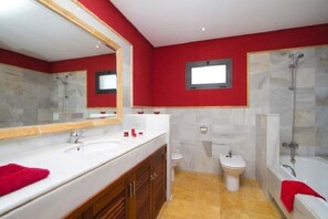 Combined shower/bathtub, hair dryer, bidet, towels - Stunning 3 bed 2 bath Villa with Private heated Pool (Playa Blanca)