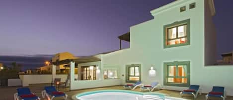 Utomhuspool och uppvärmd pool