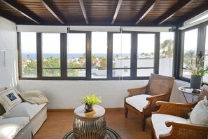 Smart TV, table tennis