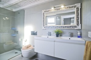 Shower, hair dryer, towels, soap - Casa Villa Tara (Tías)