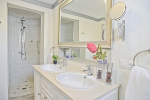 Shower, hair dryer, towels, soap - Casa Villa Tara (Tías)