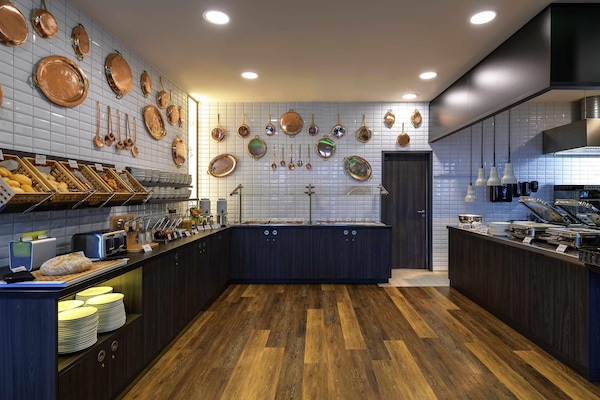 Petit déjeuner buffet (17 EUR par personne)