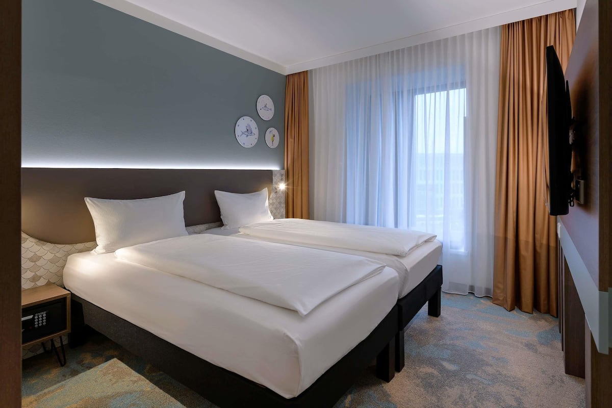 Chambre Confort, 2 lits une place | Literie hypoallergénique, rideaux occultants, draps fournis