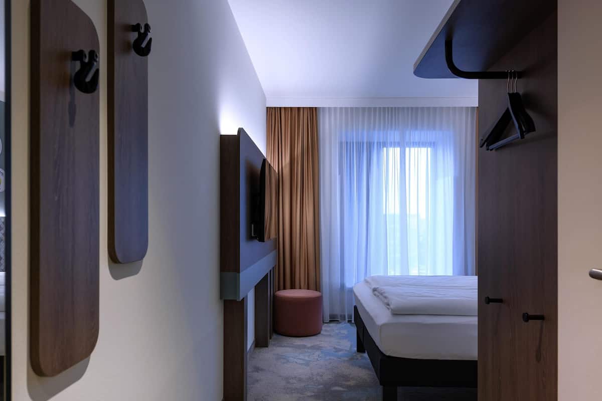 Habitación Confort, 1 cama matrimonial (Modern) | Ropa de cama hipoalergénica, cortinas blackout y ropa de cama