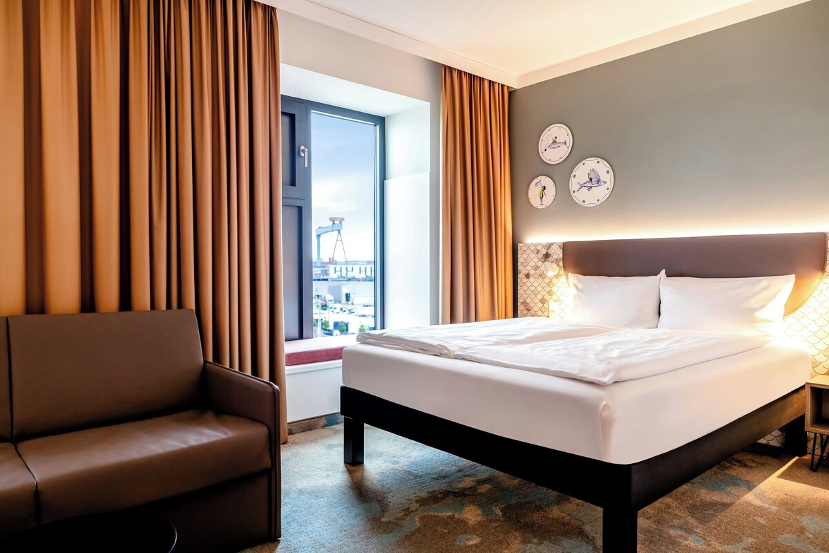 Deluxe Room, 1 Queen Bed with Sofa bed | Hypo-allergenic bedding available, blackout drapes, bed sheets