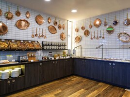 Se ofrece un desayuno bufé todos los días (17 EUR por persona)