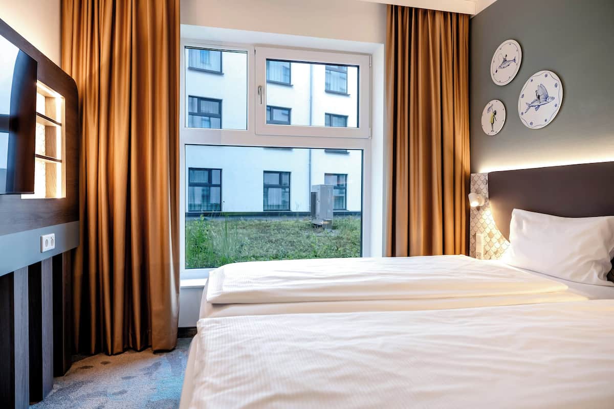 Standard Room, 2 Twin Beds | Hypo-allergenic bedding available, blackout drapes, bed sheets