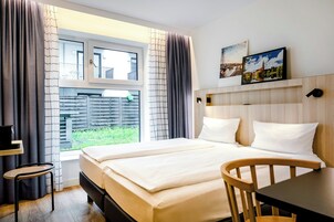 Habitación, 2 camas individuales | Ropa de cama hipoalergénica, cortinas opacas, ropa de cama