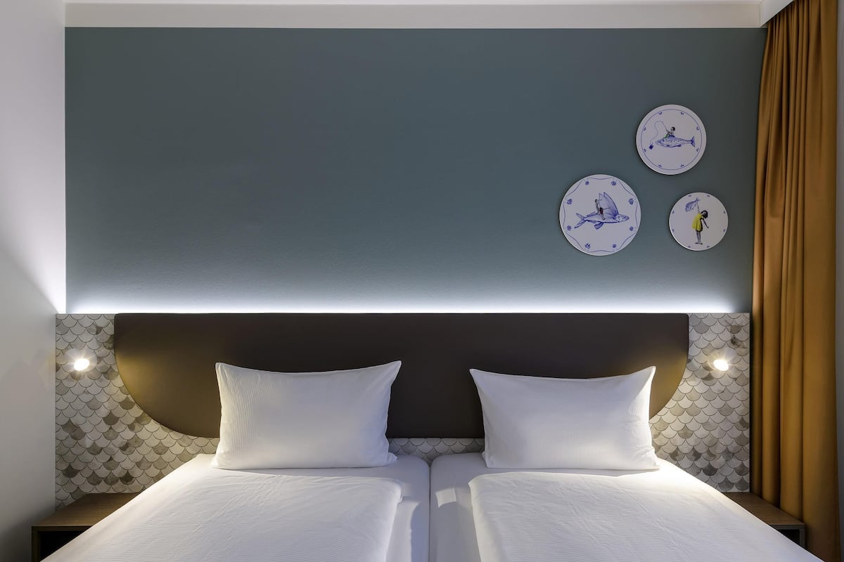 Habitación Confort, 2 camas individuales | Ropa de cama hipoalergénica, cortinas blackout y ropa de cama