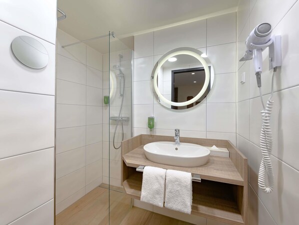 Shower, eco-friendly toiletries, towels, soap - Ibis Styles Kiel (Kiel)